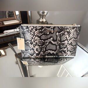 ⭐️.NWT⭐️ Michael Kors Snake print Jet Set Wristlet Clutch/Wallet. Fits iPhone